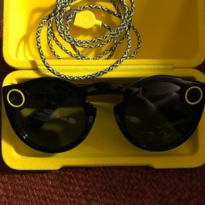 BRAND NEW SNAPCHAT SPECTACLES W/ CASE & CHARGER 😍